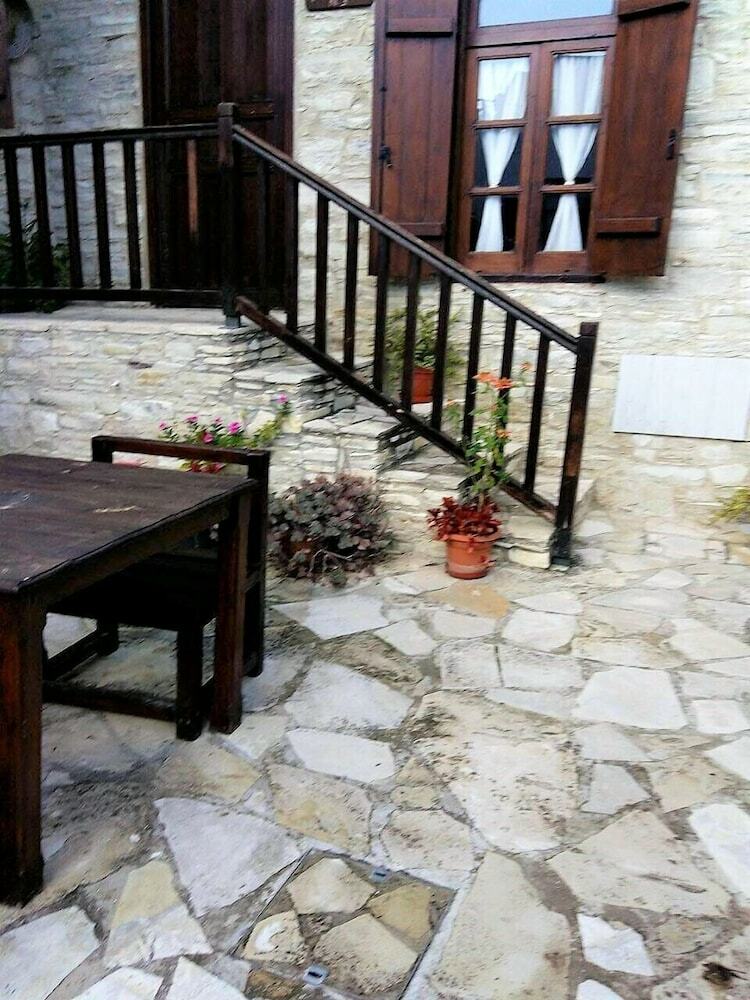 Romios Holiday Apartments