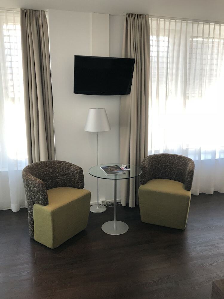 City West Hotel & Restaurant