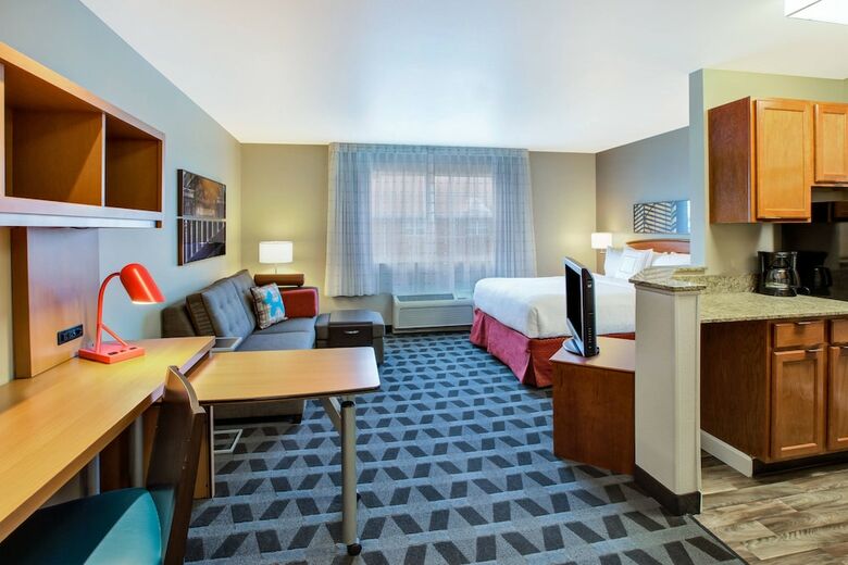 Hotel Towneplace Suites By Marriott Detroit Dearborn
