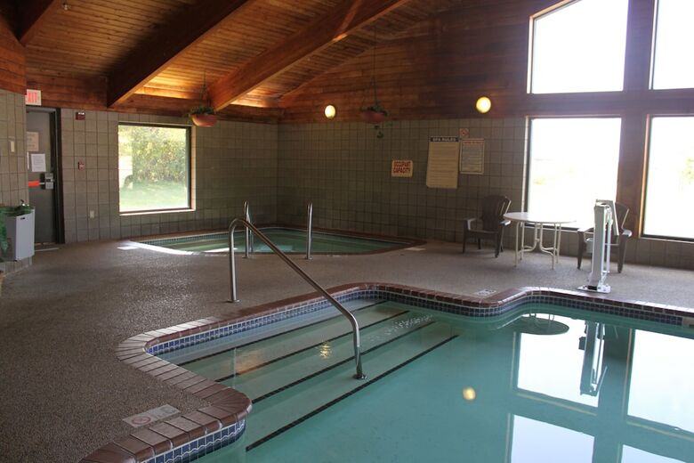 Hotel Americinn By Wyndham West Burlington