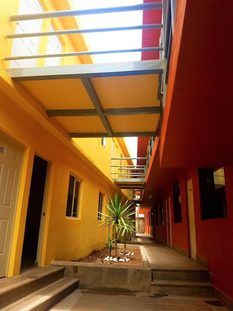 Hotel Valenciana Midway Inn