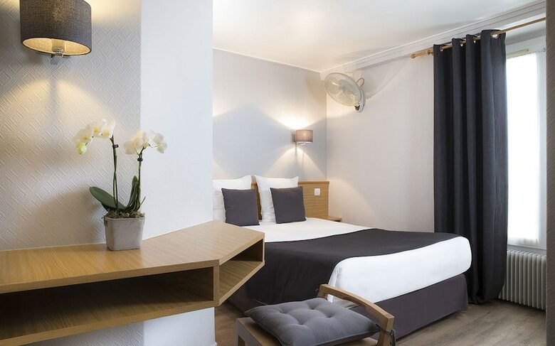 A L'hotel Des Roys