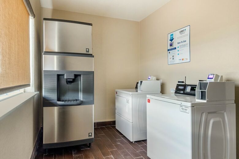 Hotel Comfort Suites Airport North