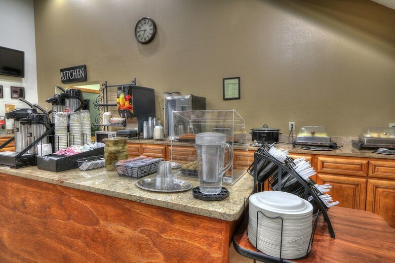 Hotel Crossroads Inn & Suites