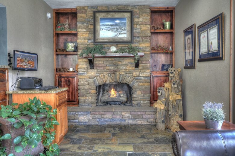 Hotel Crossroads Inn & Suites