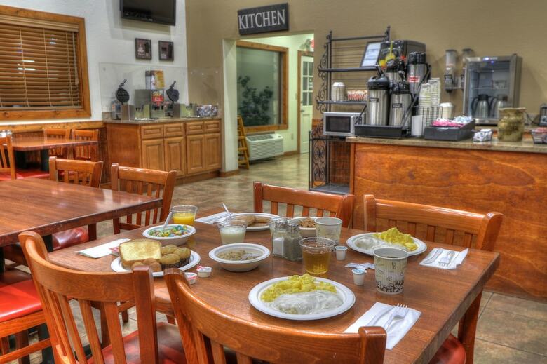 Hotel Crossroads Inn & Suites