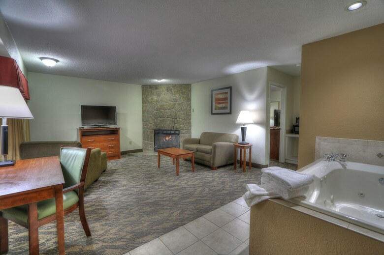 Hotel Crossroads Inn & Suites