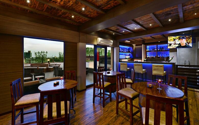 Hotel Leisure Inn Grand Chanakya