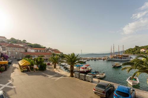Divna Apartments And Rooms