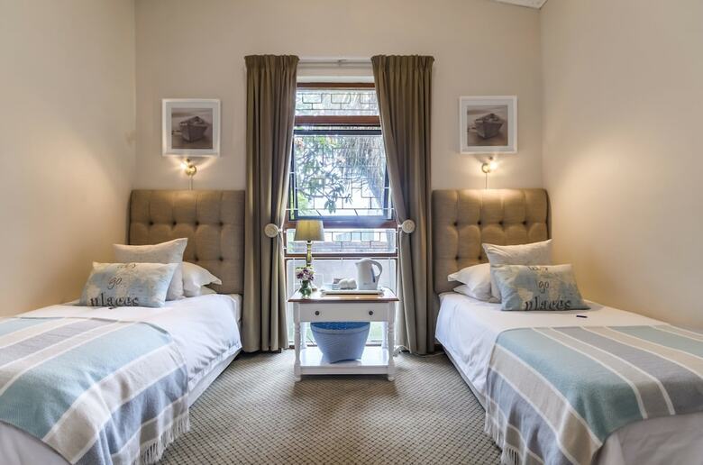 Bed & Breakfast Admiral's Lodge Guest House B & B