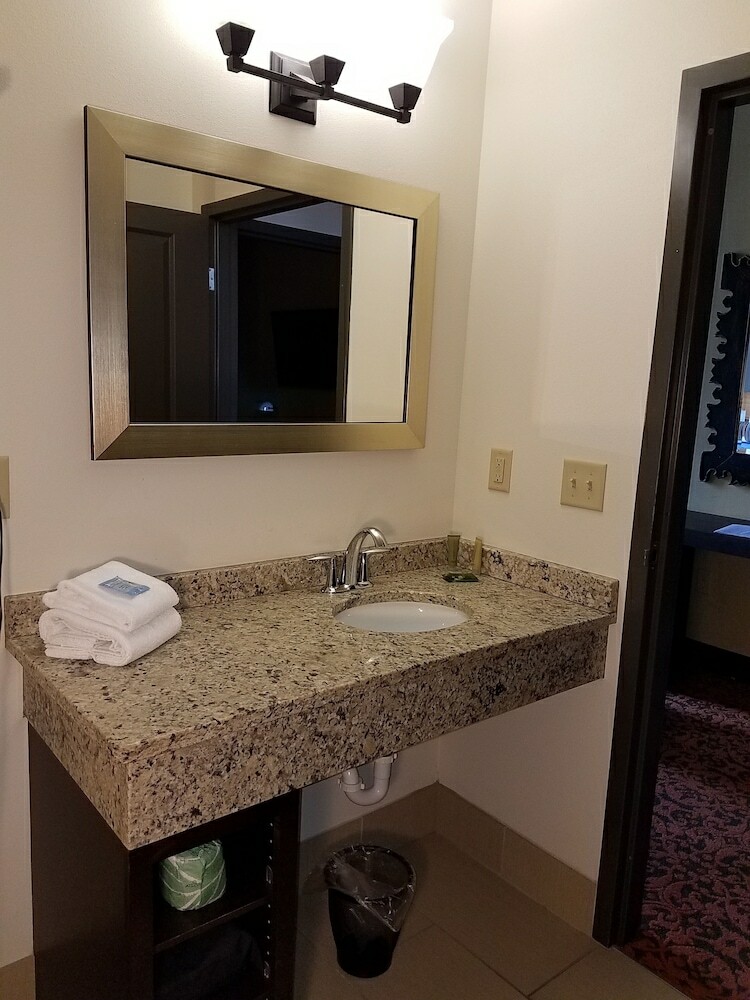 Hotel The Brewhouse Inn & Suites