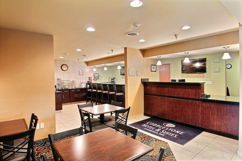 Cobblestone Hotel & Suites - Crookston