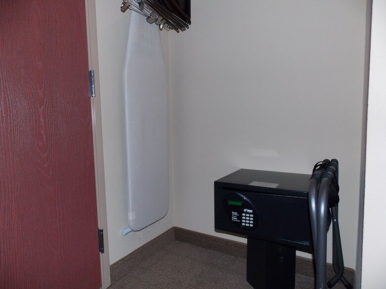Cobblestone Hotel & Suites - Crookston