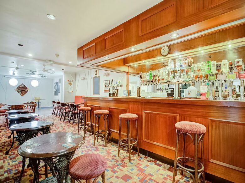 Oyo Godolphin Arms Hotel