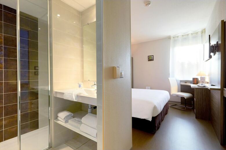 Hotel Kyriad Saint Chely D'apcher - Aire de La Loz�re