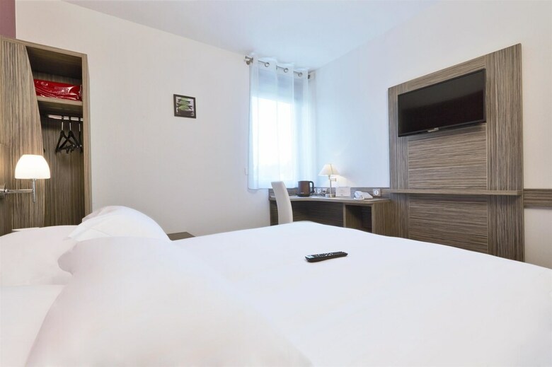 Hotel Kyriad Saint Chely D'apcher - Aire de La Loz�re