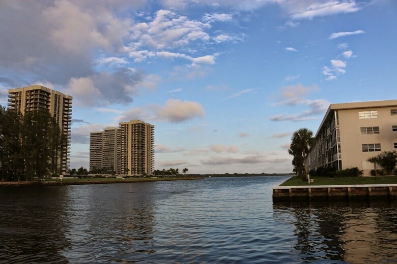 Hotel Camelot Waterfront Inn