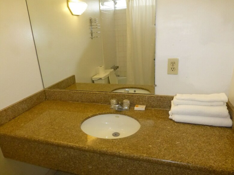 Hotel Camelot Waterfront Inn