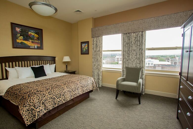 Hotel The Parker Inn & Suites