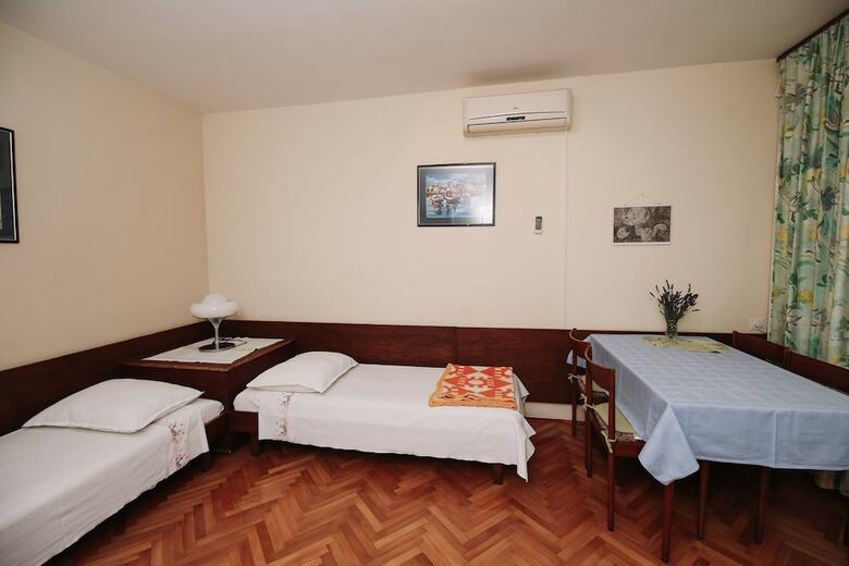 Hostal Apartments & Rooms Peranic