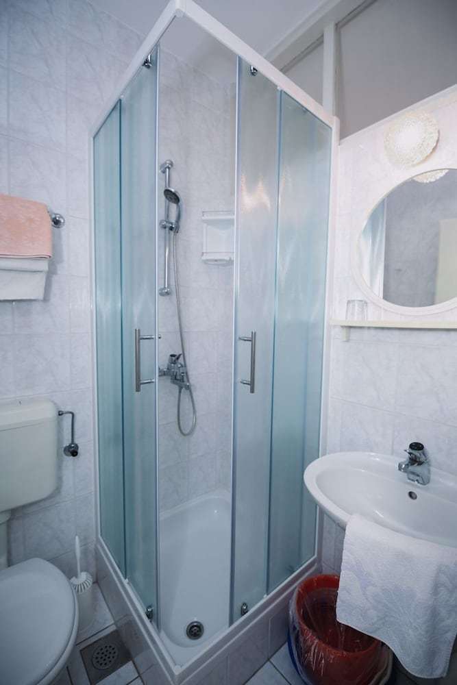 Hostal Apartments & Rooms Peranic