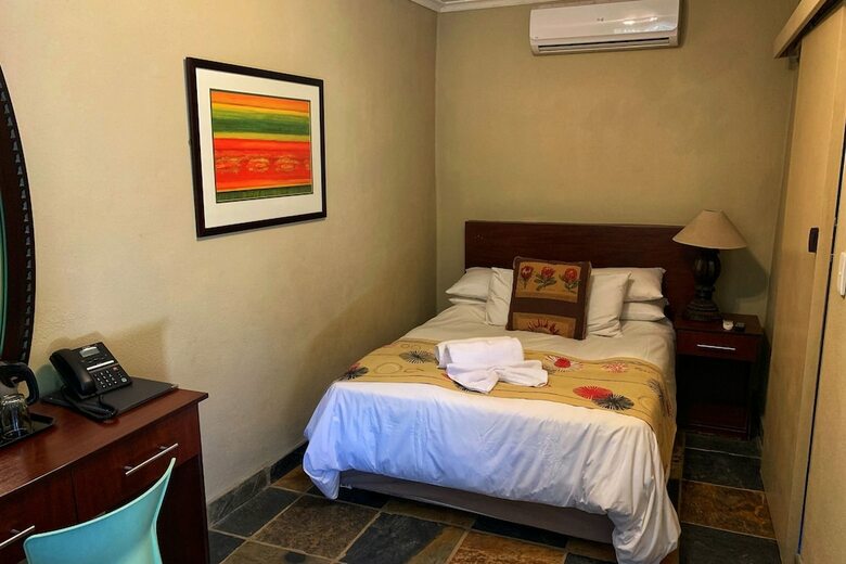Shangri-la Country Hotel