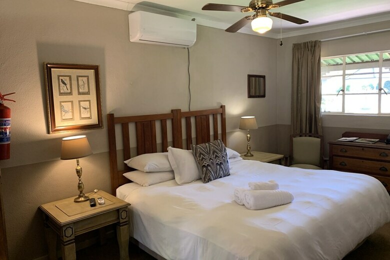 Shangri-la Country Hotel