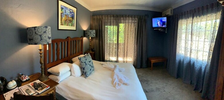 Shangri-la Country Hotel