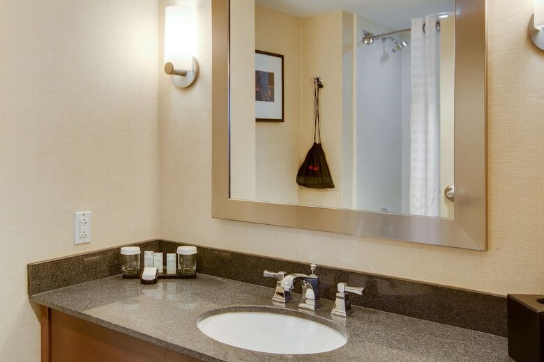 Hotel Embassy Suites Cleveland Rockside