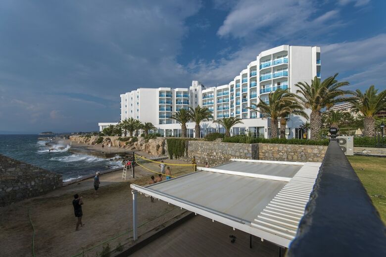 Le Bleu Hotel & Resort