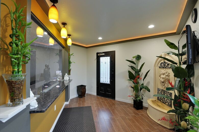 Hotel Romantic Inn & Suites