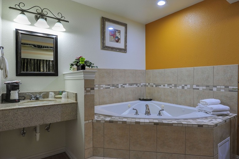 Hotel Romantic Inn & Suites