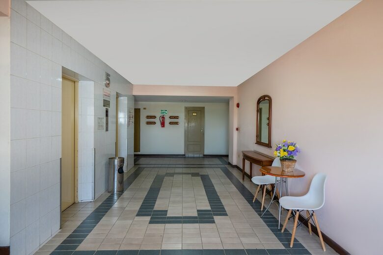 Oyo 845 L.a.tower Hotel