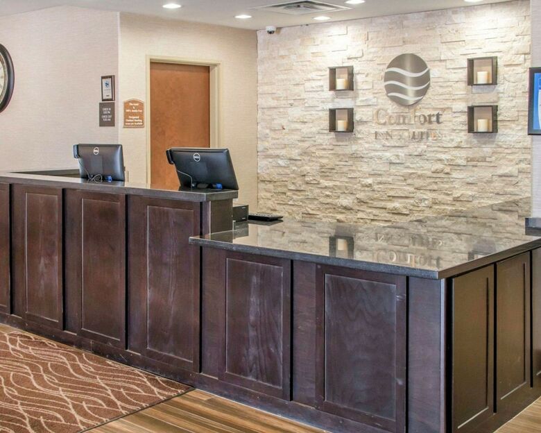 Hotel Comfort Inn & Suites