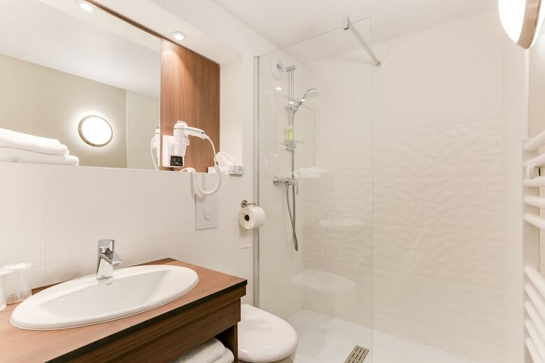 Brit Hotel Caen Nord - M�morial
