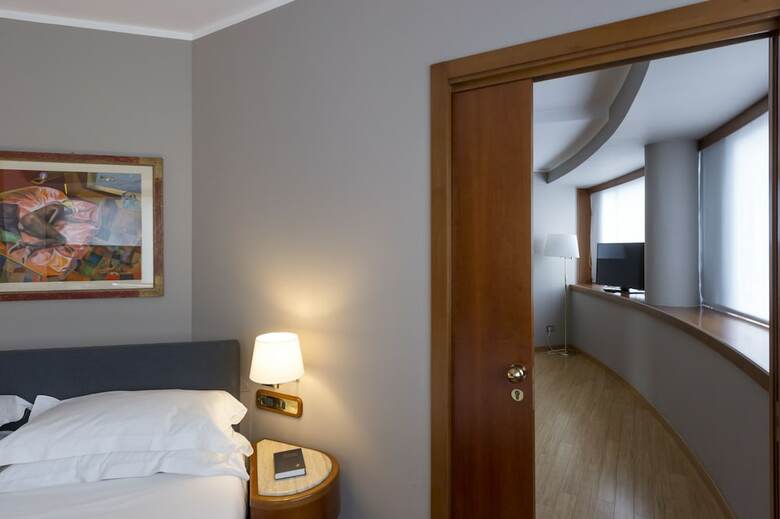 Fh Crystal Hotel