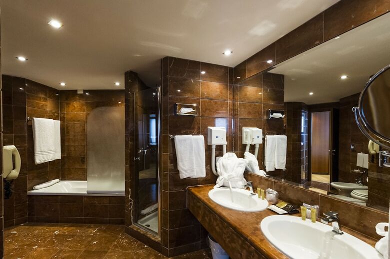 Fh Crystal Hotel