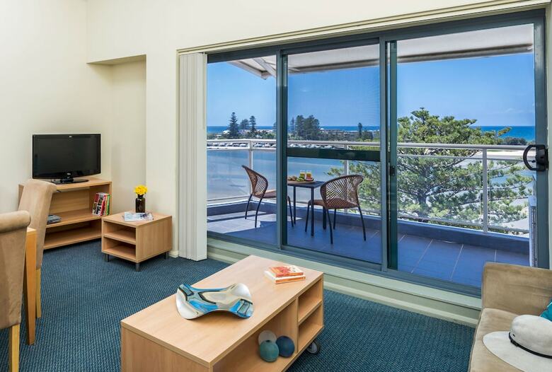 Aparthotel Oaks The Entrance Waterfront Suites