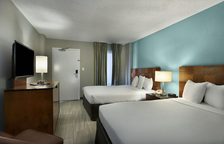 Hotel Crown Reef Beach Resort And Waterpark