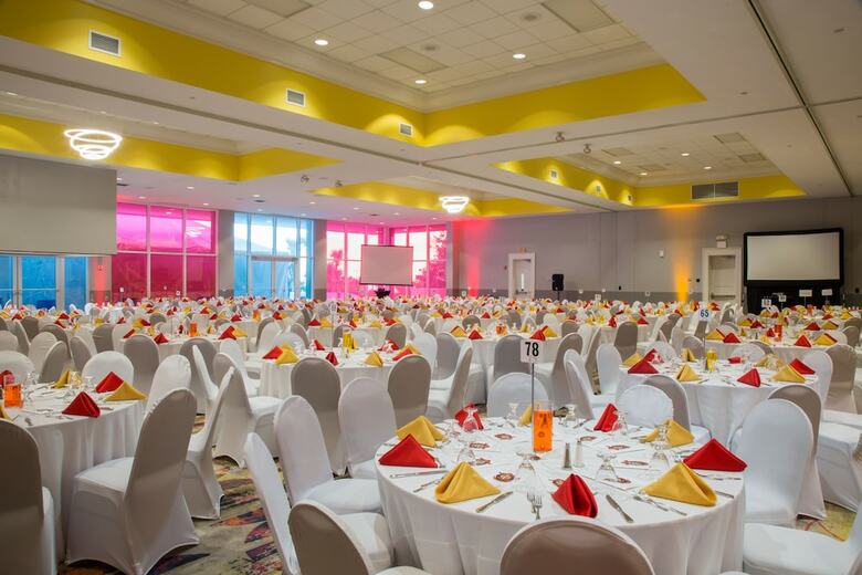 Hotel Crown Reef Beach Resort And Waterpark