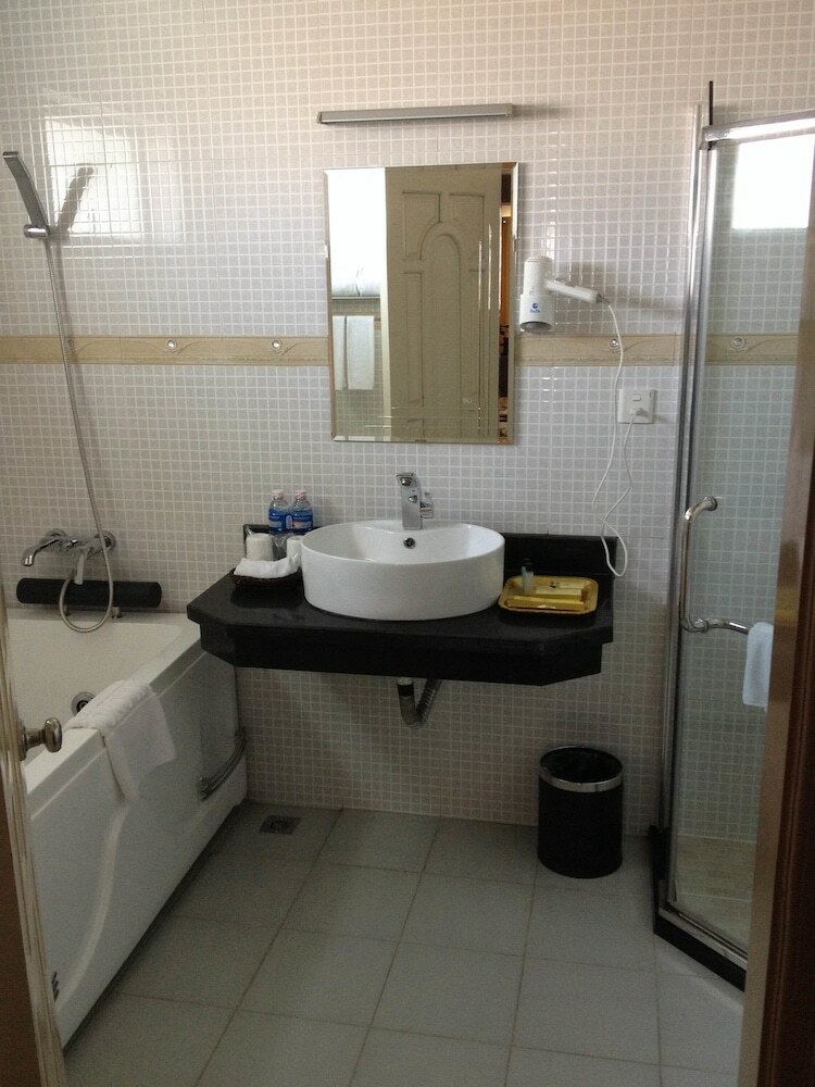 Classic Hoang Long Hotel