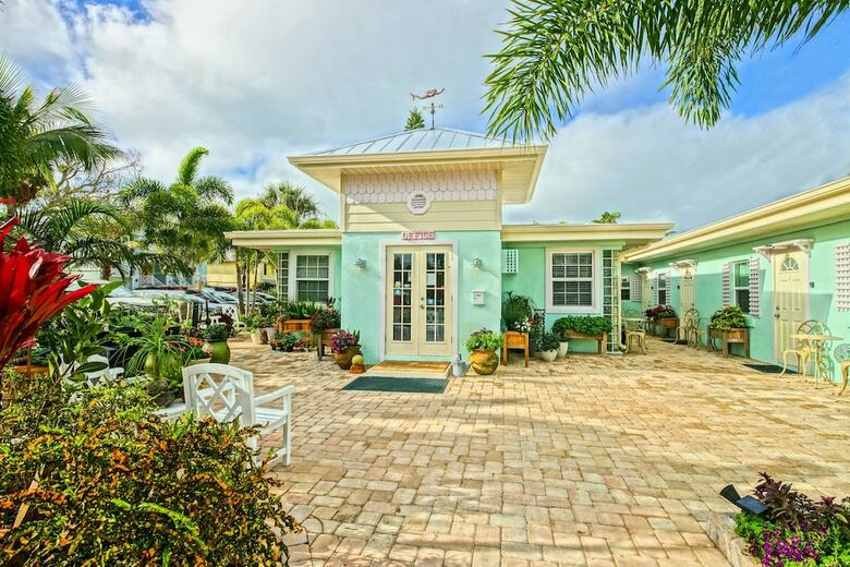 Hotel Haley's Couples Retreat