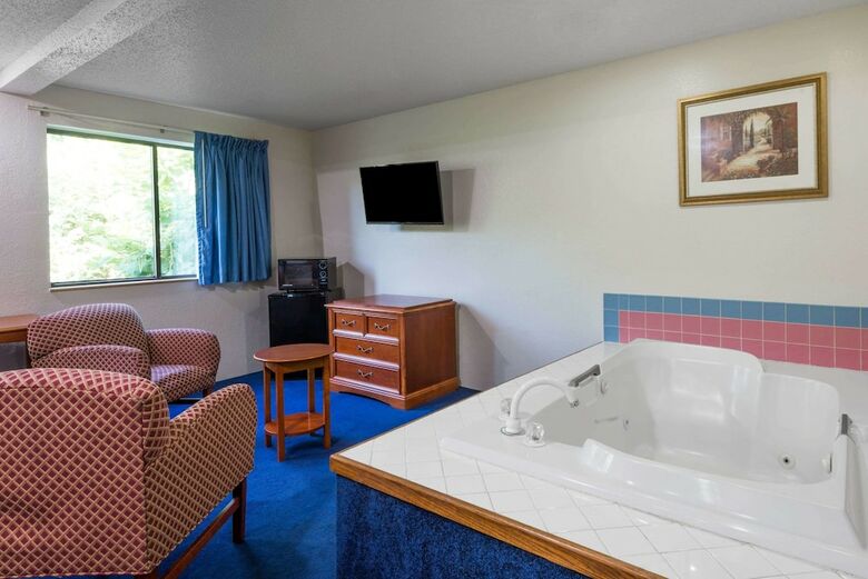 Hotel Super 8 By Wyndham Delmont