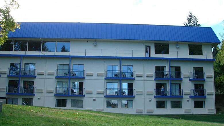 Hotel Oyster Bay Inn & Suites