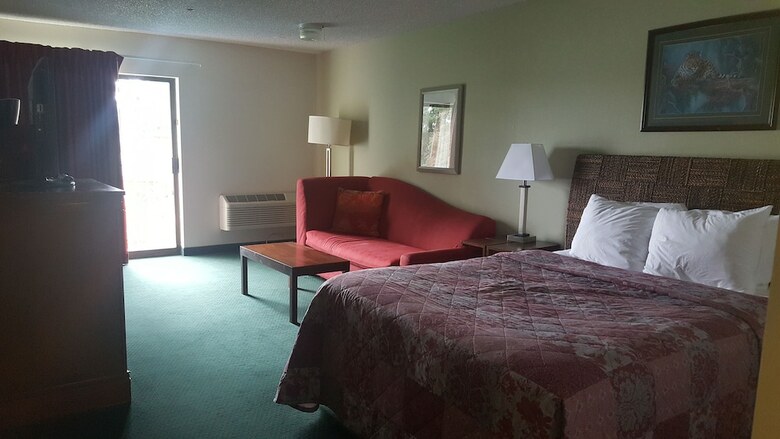 Hotel Oyster Bay Inn & Suites