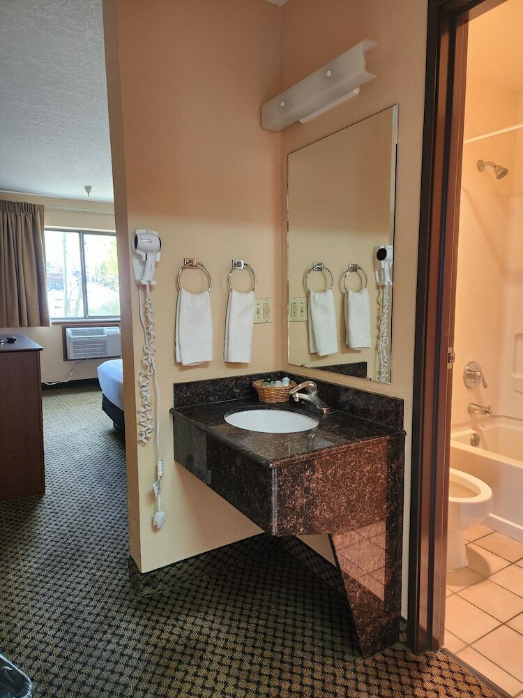 Hotel Luxury Inn And Suites