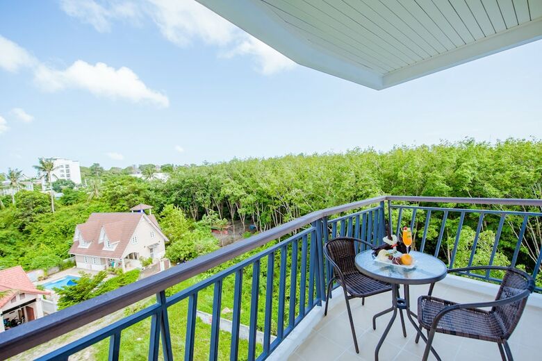Aparthotel Grand Nai Harn Suites