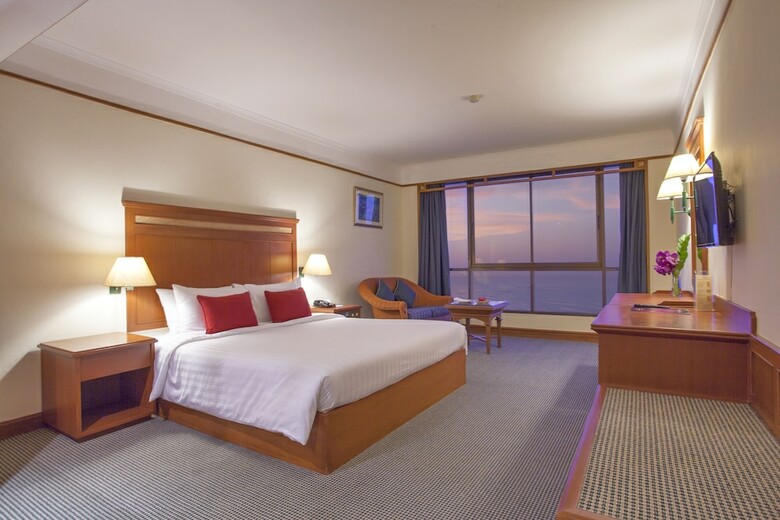 Hotel Cholchan Pattaya Beach Resort