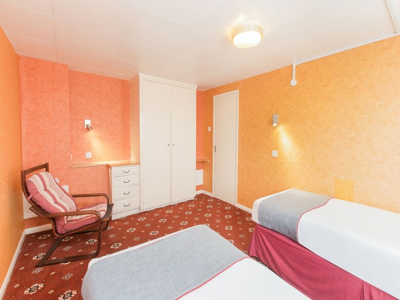 Oyo Stade Court Hotel