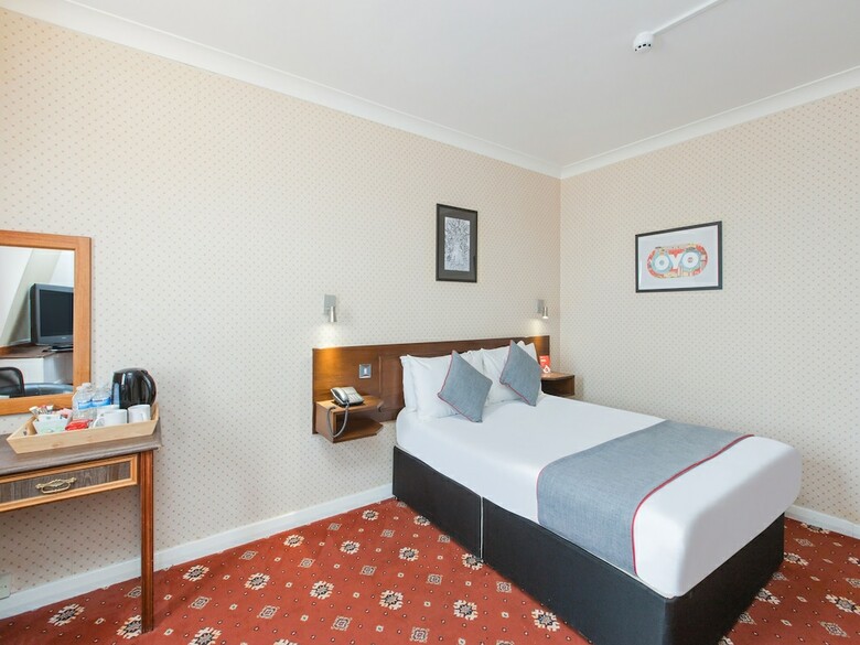 Oyo Stade Court Hotel